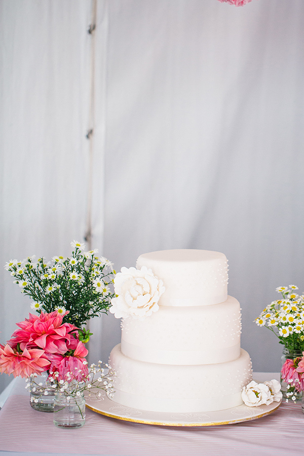 charming Australia wedding with gorgeous wedding party style, photo by Hannah Blackmore Photography | via junebugweddings.com