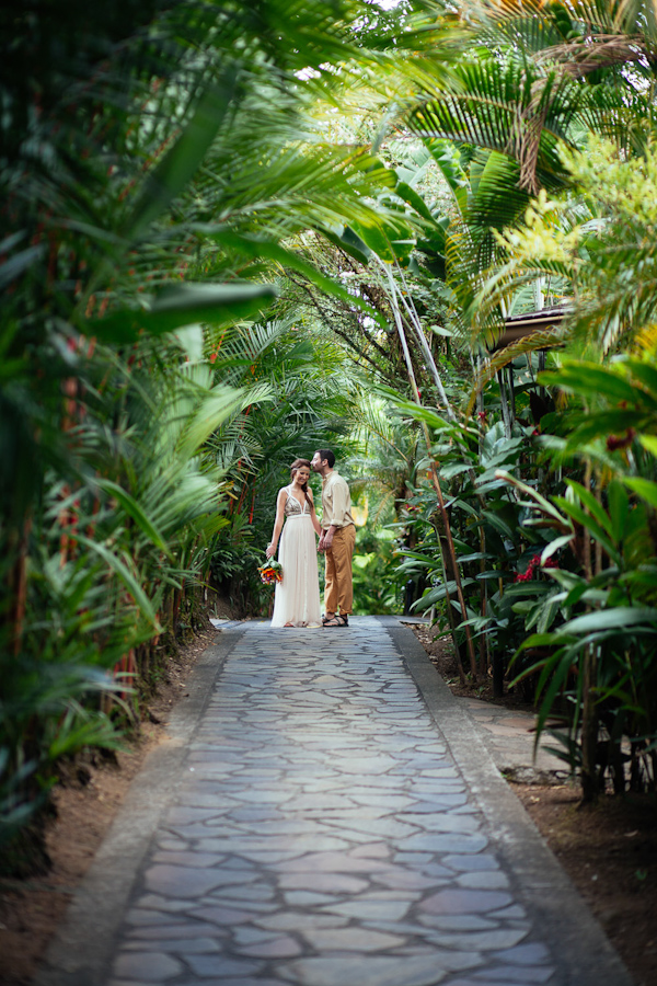 tropical elopement in Costa Rica, photo by Costa Vida Photography | via junebugweddings.com