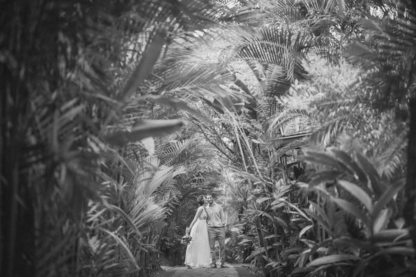 tropical elopement in Costa Rica, photo by Costa Vida Photography | via junebugweddings.com