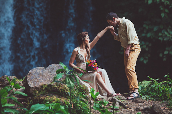 tropical elopement in Costa Rica, photo by Costa Vida Photography | via junebugweddings.com