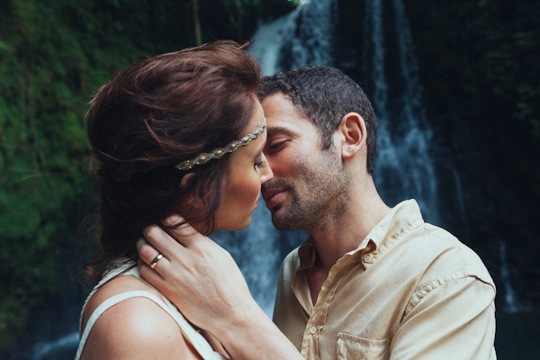tropical elopement in Costa Rica, photo by Costa Vida Photography | via junebugweddings.com