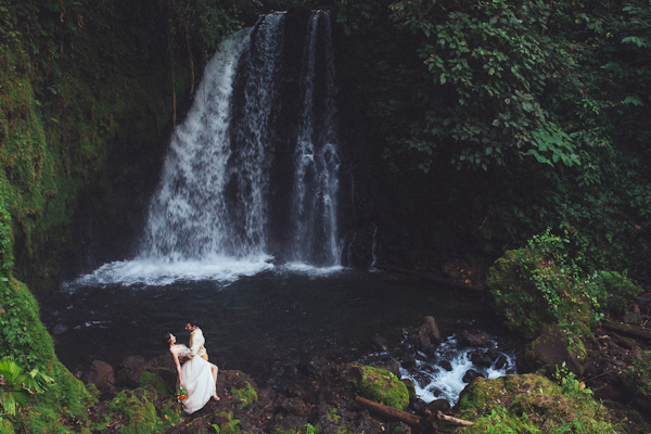 tropical elopement in Costa Rica, photo by Costa Vida Photography | via junebugweddings.com