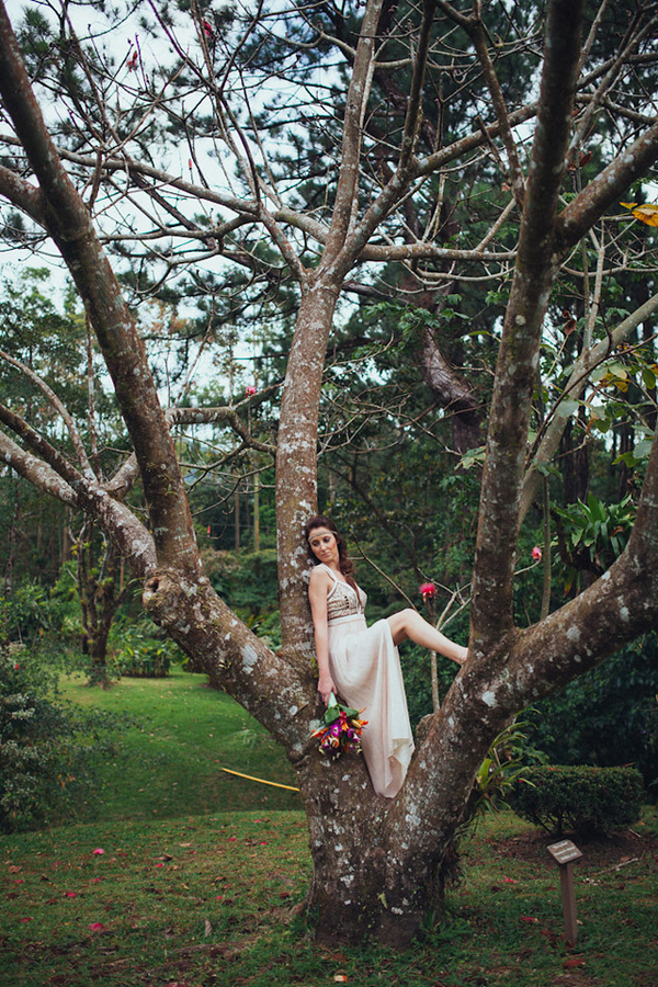 tropical elopement in Costa Rica, photo by Costa Vida Photography | via junebugweddings.com