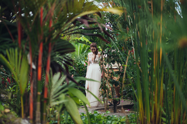 tropical elopement in Costa Rica, photo by Costa Vida Photography | via junebugweddings.com