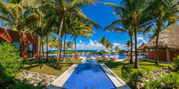 destination wedding venue Zoetry Parasio de la Bonita in Riviera Maya, photo by Zasil Studio | via junebugweddings.com