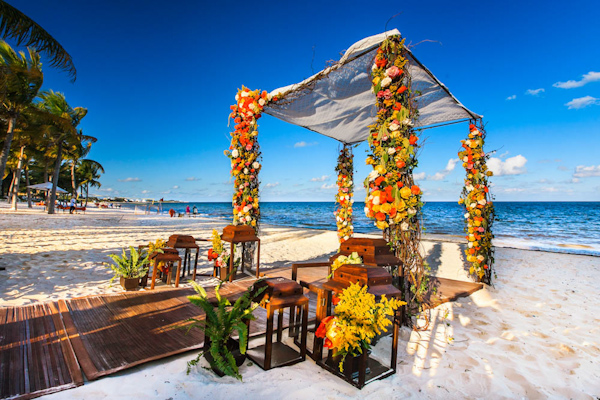 floral altar on the beach, photo by Zasil Studio | via junebugweddings.com