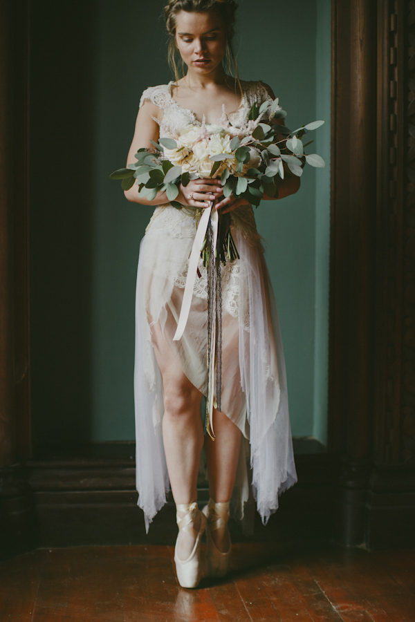 ballet inspired wedding editorial shoot by Paula O'Hara Photography | via junebugweddings.com (7)