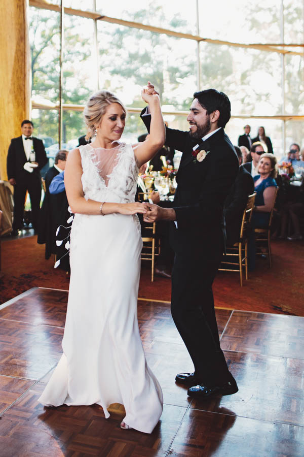 couple dancing at the reception