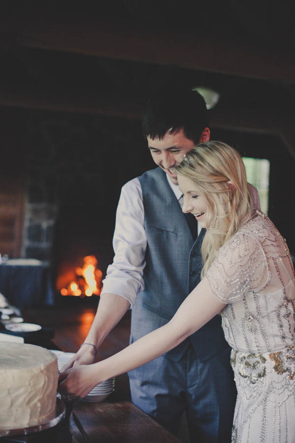 couple cutting the cake