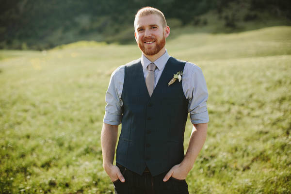 simple and natural groom's portrait