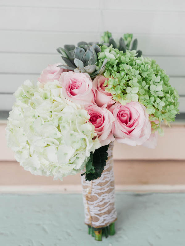simply elegant wedding bouquet