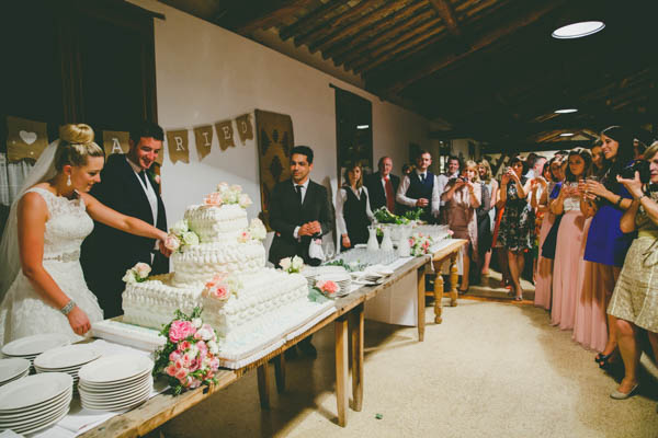 couple cutting the cake