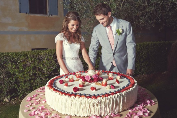 couple cutting the cake