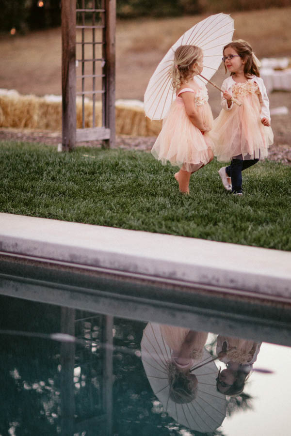 flower girls with paraso