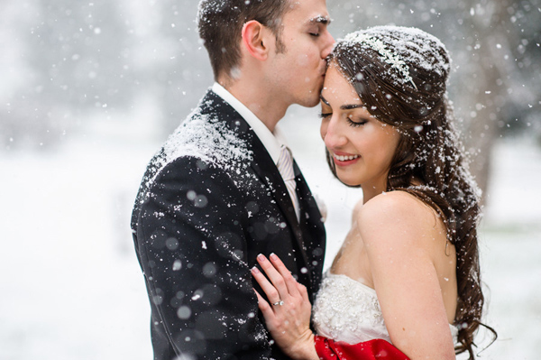 snowy-kiss-wedding-photo-by-Daniel-Moyer