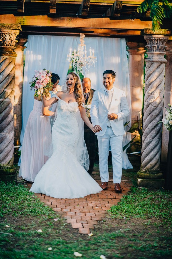 Romantic Puerto Rican Wedding at Hacienda Siesta Alegre | Junebug Weddings