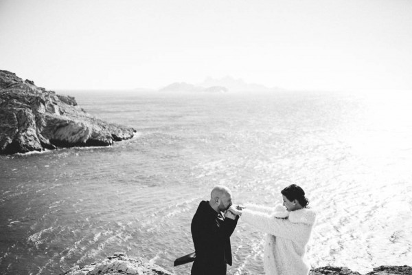 Chilly-Waterfront-Engagement-Near-Marseille-Laurent-Brouzet (17 of 24)