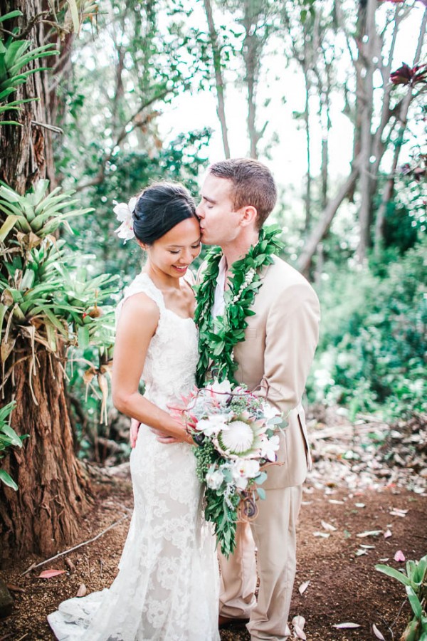 Chic Hawaiian Wedding at Sunset Ranch | Junebug Weddings