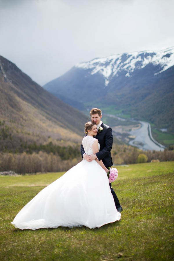 Cozy Winter Norwegian Wedding at Røisheim Hotell Junebug Weddings