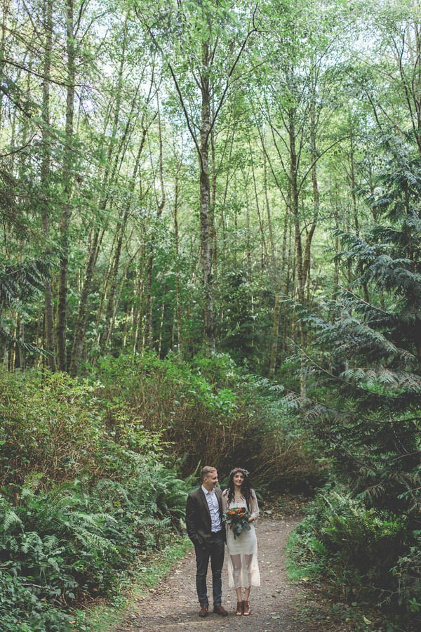 Wild-and-Natural-Engagement-Photos-at-Meadowdale-Beach-Park-Irinart-4