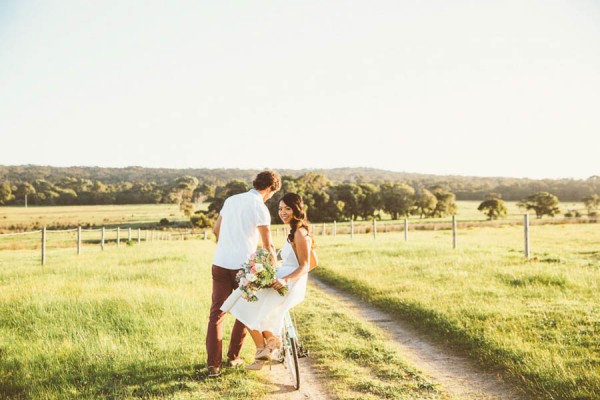 Adorable Perth Engagement Photos in the Countryside | Junebug Weddings