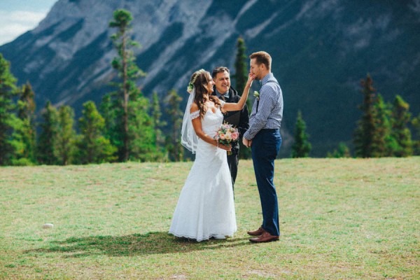 Stunning-Banff-Elopement-in-the-Tunnel-Mountain-Reservoir-Tricia-Victoria-Photography-4