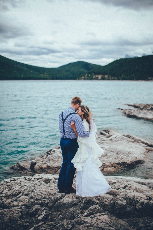 Stunning-Banff-Elopement-in-the-Tunnel-Mountain-Reservoir-Tricia-Victoria-Photography-43