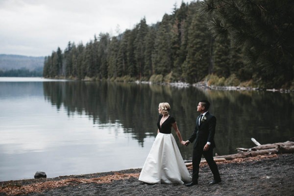 Black-and-White-Log-Cabin-Wedding-Pure-Cozy-Chic-13