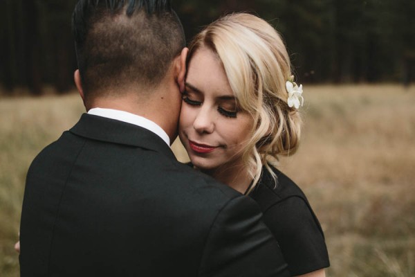 Black-and-White-Log-Cabin-Wedding-Pure-Cozy-Chic-8