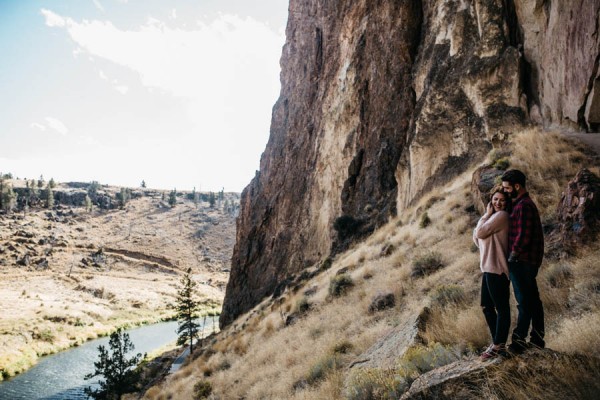 Cozy-Cliffside-Couple-Portraits-at-Smith-Rock-Erin-Wheat-1