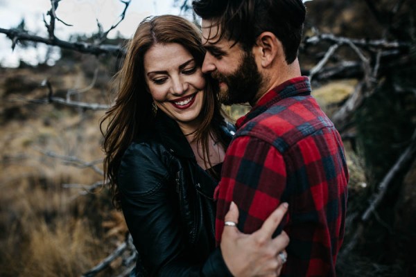 Cozy-Cliffside-Couple-Portraits-at-Smith-Rock-Erin-Wheat-10