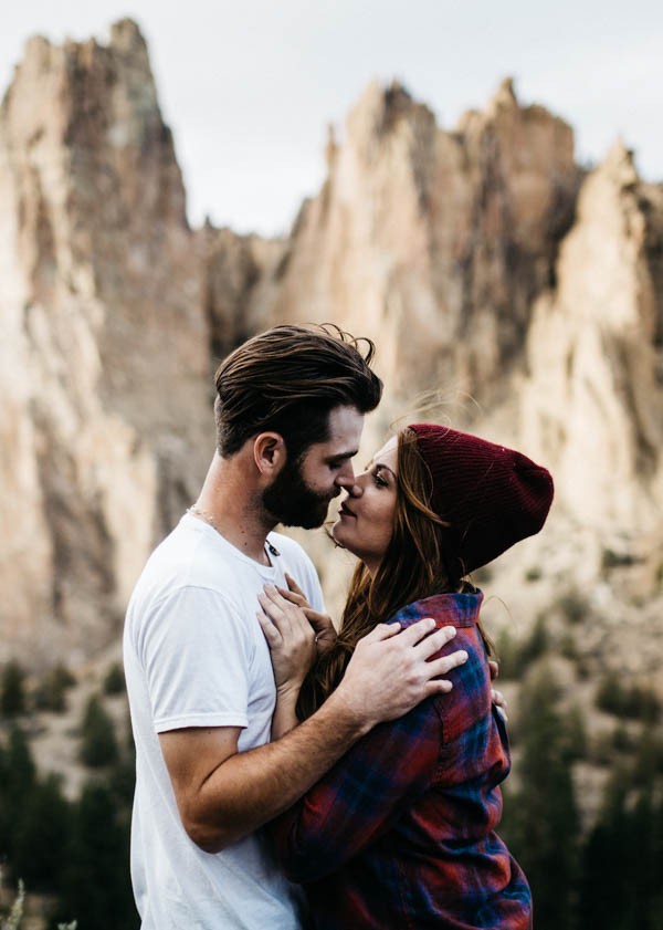 Cozy-Cliffside-Couple-Portraits-at-Smith-Rock-Erin-Wheat-12