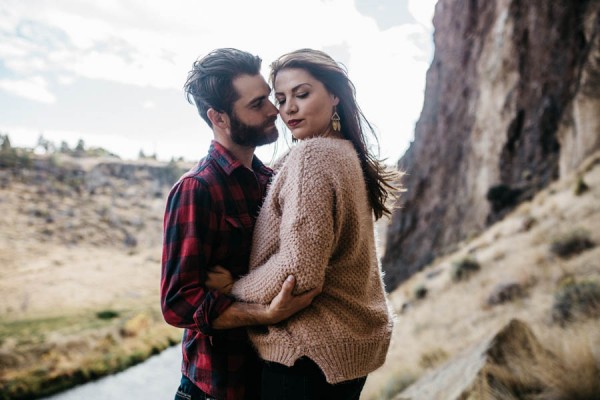 Cozy-Cliffside-Couple-Portraits-at-Smith-Rock-Erin-Wheat-2