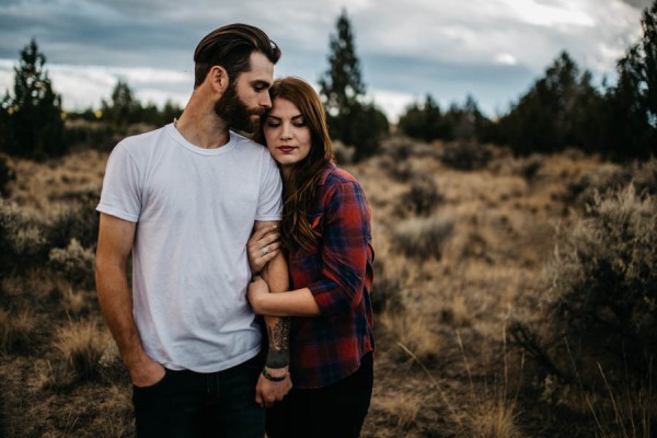 Cozy-Cliffside-Couple-Portraits-at-Smith-Rock-Erin-Wheat-20