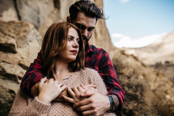 Cozy-Cliffside-Couple-Portraits-at-Smith-Rock-Erin-Wheat-3