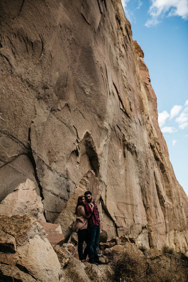 Cozy-Cliffside-Couple-Portraits-at-Smith-Rock-Erin-Wheat-4