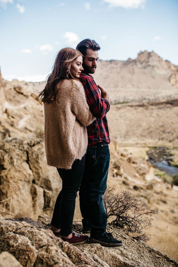 Cozy-Cliffside-Couple-Portraits-at-Smith-Rock-Erin-Wheat-6