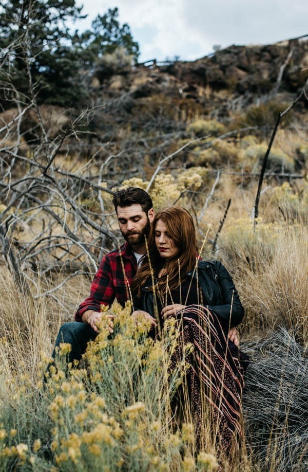 Cozy-Cliffside-Couple-Portraits-at-Smith-Rock-Erin-Wheat-7