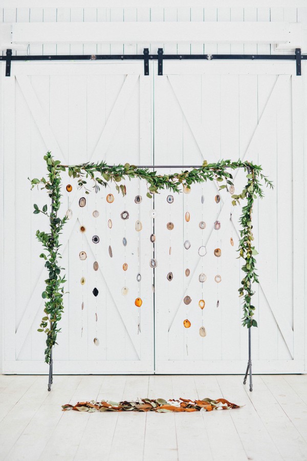 Agate-Slice-Ceremony-Backdrop-White-Sparrow-Blooming-House-Creative-2