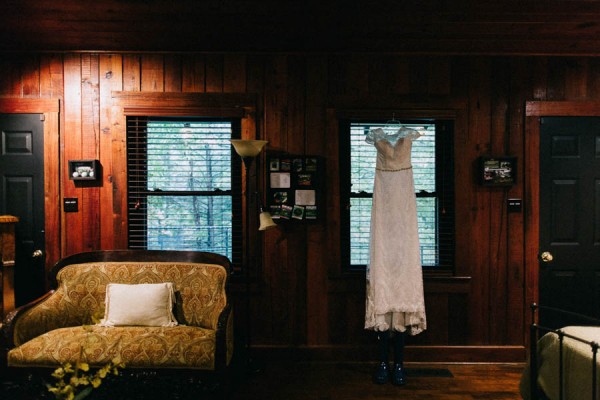 Rainy-North-Carolina-Wedding-Round-Knob-Lodge-10
