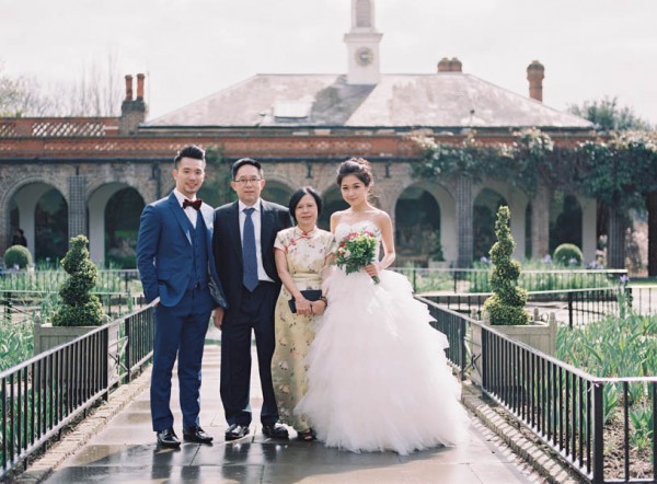 stunning-london-couple-portraits-and-engagement-ceremony-25