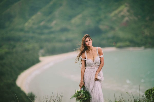 naturally-beautiful-oahu-bridal-inspiration-in-joelle-perry-9