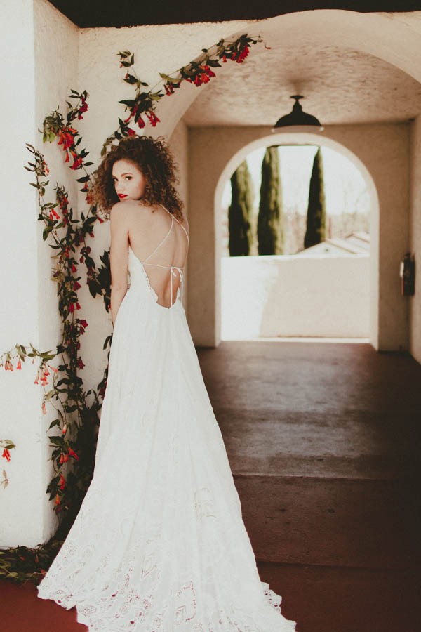 retro-palm-springs-inspired-bridal-looks-from-abe-bridal-12