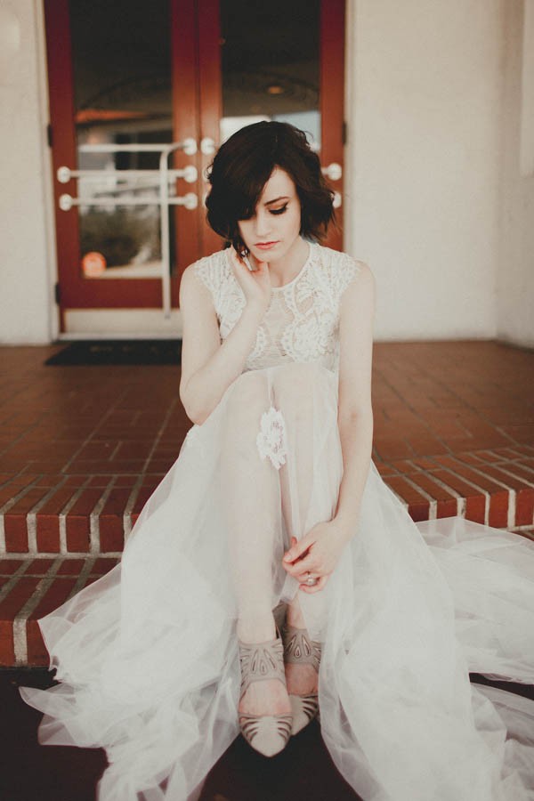 retro-palm-springs-inspired-bridal-looks-from-abe-bridal-15