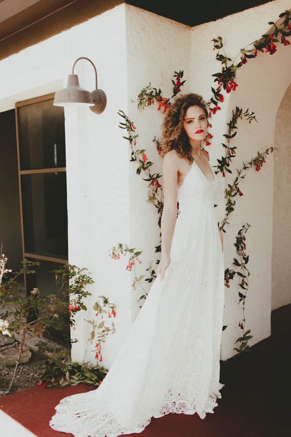 retro-palm-springs-inspired-bridal-looks-from-abe-bridal-24