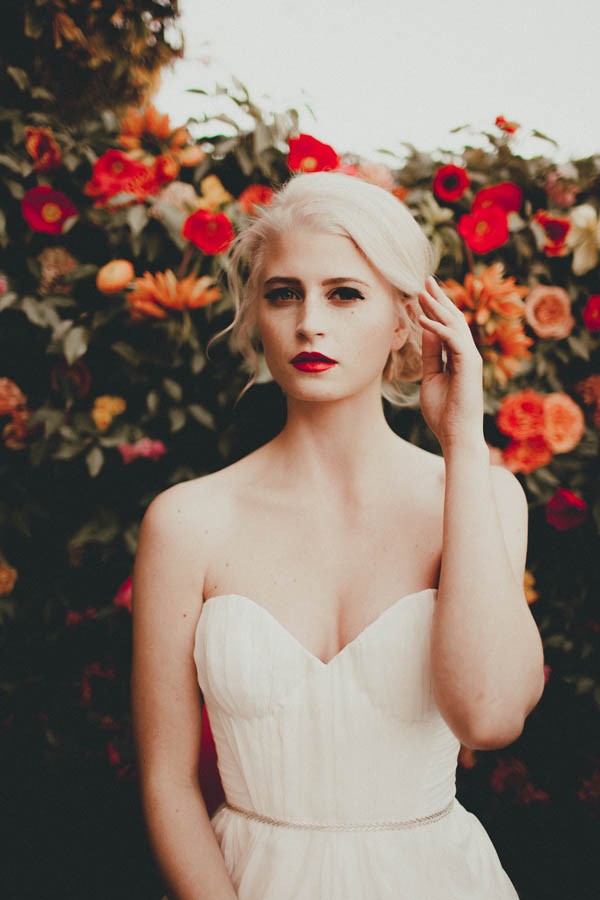 retro-palm-springs-inspired-bridal-looks-from-abe-bridal-25