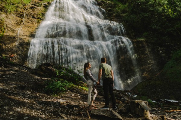 the-views-are-unreal-in-this-breathtaking-bridal-veil-falls-engagement-shoot-15