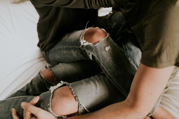 this-couples-pillow-fight-photo-shoot-is-fun-flirty-and-full-of-feathers-10