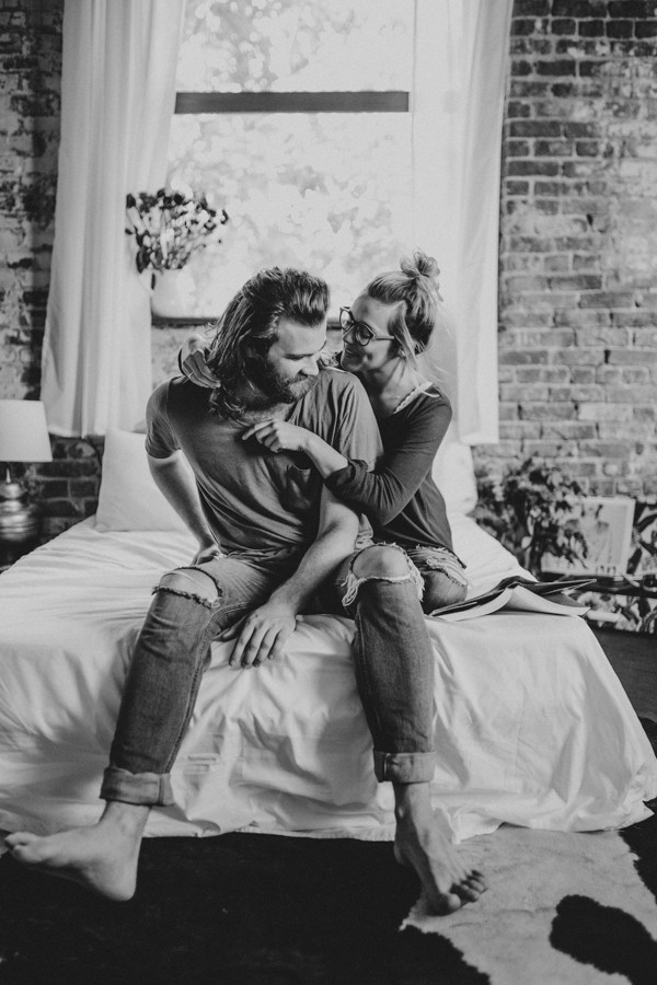 this-couples-pillow-fight-photo-shoot-is-fun-flirty-and-full-of-feathers-13