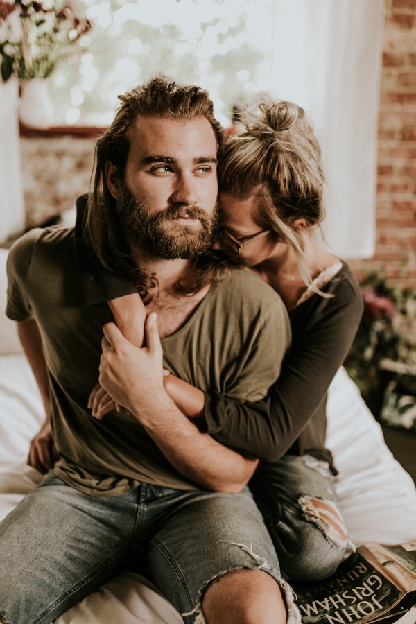 this-couples-pillow-fight-photo-shoot-is-fun-flirty-and-full-of-feathers-15